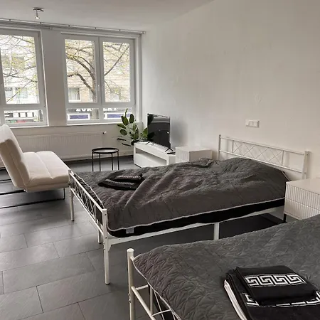 Modern With 2 Beds, Netflix & Location * ハノーファー